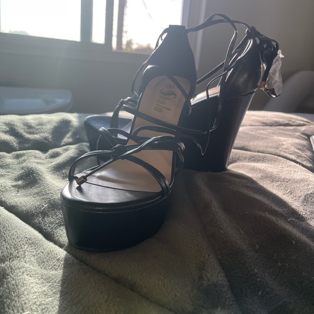 Wedge Heels. Strappy. Size 9. Open toe. Comfy.